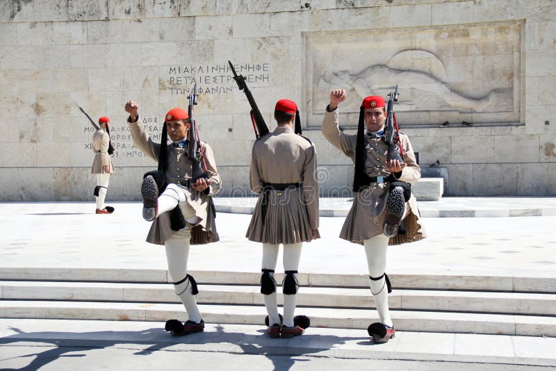 Ändring av vakten på monumentet till den okända soldaten i Aten arkivfoton Ändring av vakten på monumentet till den okända soldaten i Aten arkivfoton