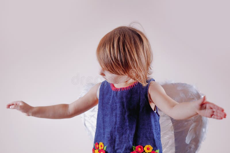 Änglar som dansar också Stående av den lilla gulliga barnflickan med ängelvingar fotografering för bildbyråer Änglar som dansar också Stående av den lilla gulliga barnflickan med ängelvingar fotografering för bildbyråer