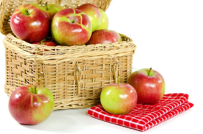 Äpfel in einem Picknickkorb stockbild Äpfel in einem Picknickkorb stockbild