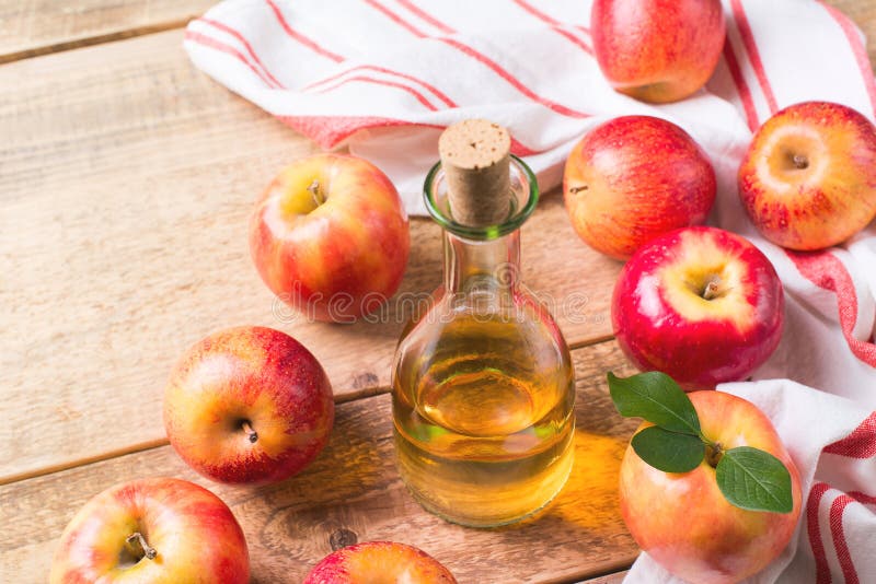 Äppelcidervinäger i flaska med äpplet arkivfoto Äppelcidervinäger i flaska med äpplet arkivfoto