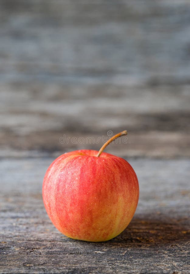 Äpplen på gammal träbakgrund