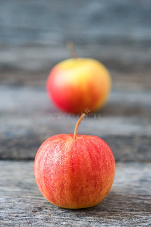 Äpplen på gammal träbakgrund