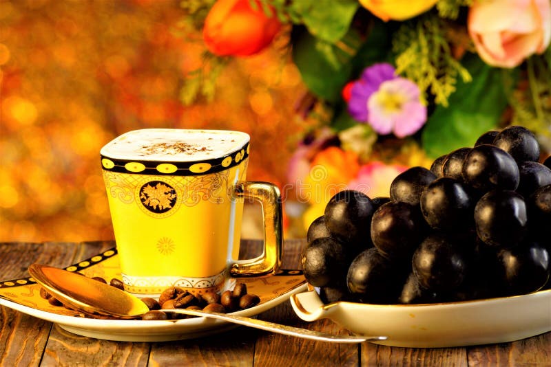 Är den förnyande drinken för kaffe och druvorna en läcker läckerhet på bakgrunden av sommarträdgårdblommor och ferieljus royaltyfri fotografi Är den förnyande drinken för kaffe och druvorna en läcker läckerhet på bakgrunden av sommarträdgårdblommor och ferieljus royaltyfri fotografi