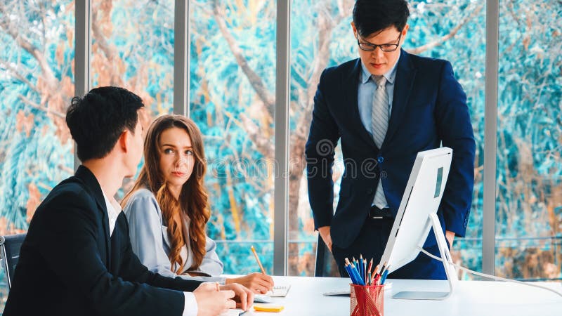 Ärgerliche Geschäftsperson Streitfrage Problem in der Gruppensitzung jivi lizenzfreie stockfotos