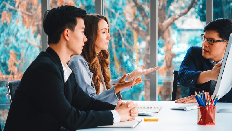 Ärgerliche Geschäftsperson Streitfrage Problem in der Gruppensitzung jivi stockfotografie