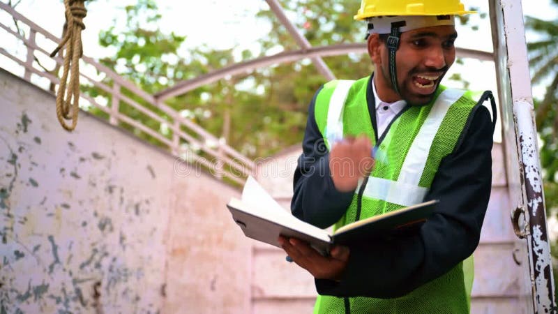 ärgerlicher Bauarbeiter, der Notizen nimmt stock video