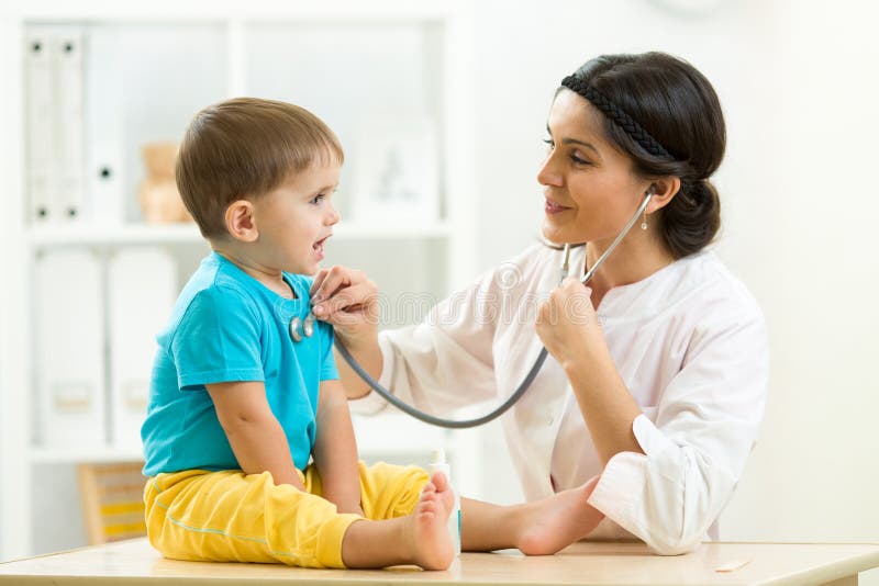 Ärztin, die kleines Kinderjungen im Krankenhaus überprüft lizenzfreie stockbilder Ärztin, die kleines Kinderjungen im Krankenhaus überprüft lizenzfreie stockbilder