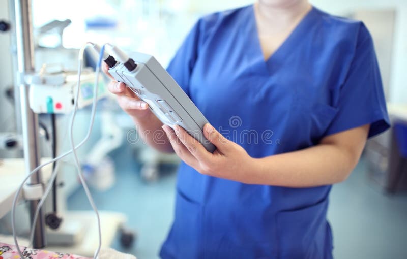 Ärztin justieren elektronisches medizinisches Gerät