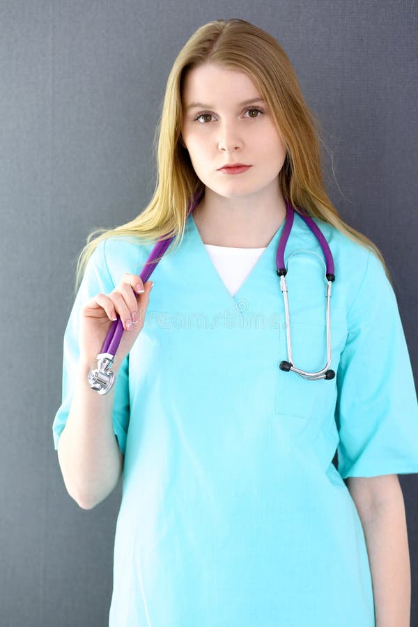 Ärztin oder Krankenschwester, die gerade im Krankenhaus stehen Uniform gefärbt im Grün Purpurrotes Stethoskop healthcar stockfotografie Ärztin oder Krankenschwester, die gerade im Krankenhaus stehen Uniform gefärbt im Grün Purpurrotes Stethoskop healthcar stockfotografie