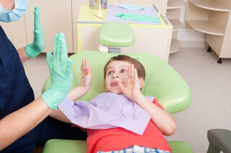 Ärztin- und Kinderpatient, der klatschendes Handspiel spielt stockbild Ärztin- und Kinderpatient, der klatschendes Handspiel spielt stockbild