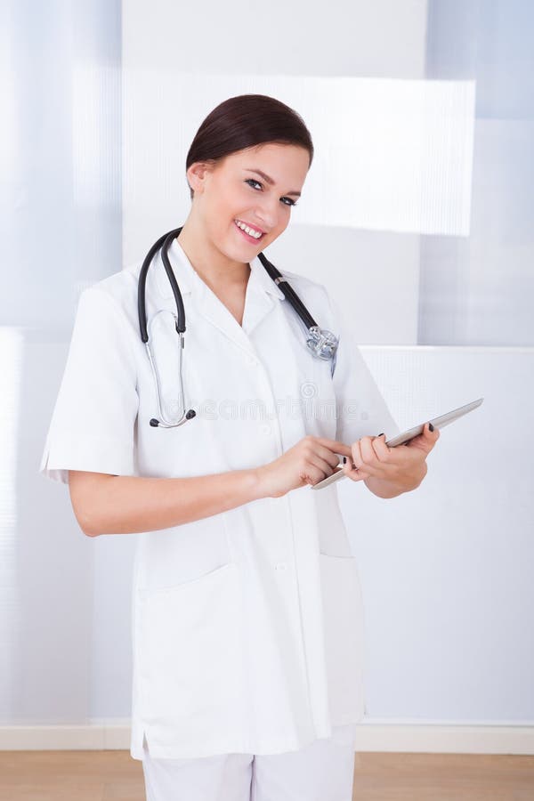 Ärztin unter Verwendung der digitalen Tablette stockbild Ärztin unter Verwendung der digitalen Tablette stockbild