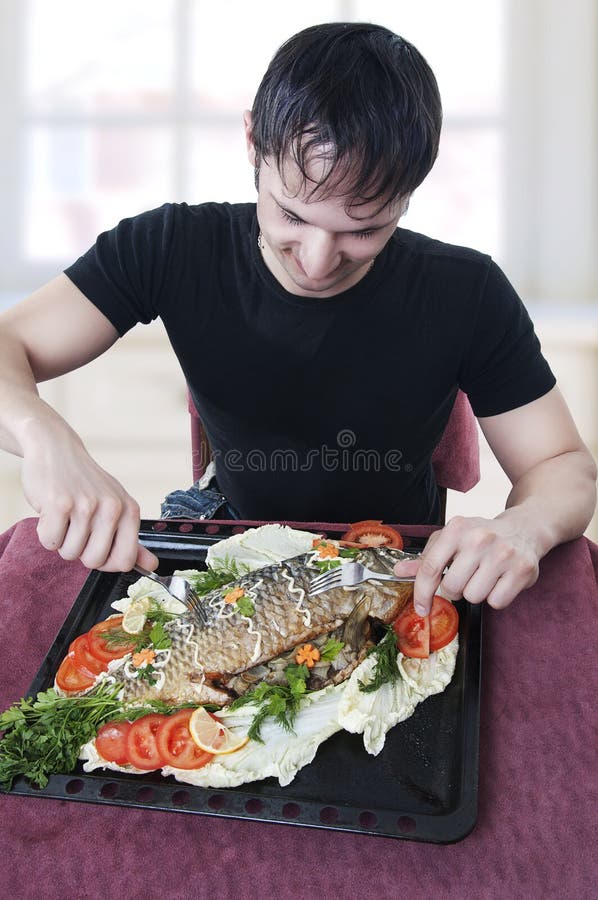 äta den hungriga mannen till väntande barn arkivbilder äta den hungriga mannen till väntande barn arkivbilder