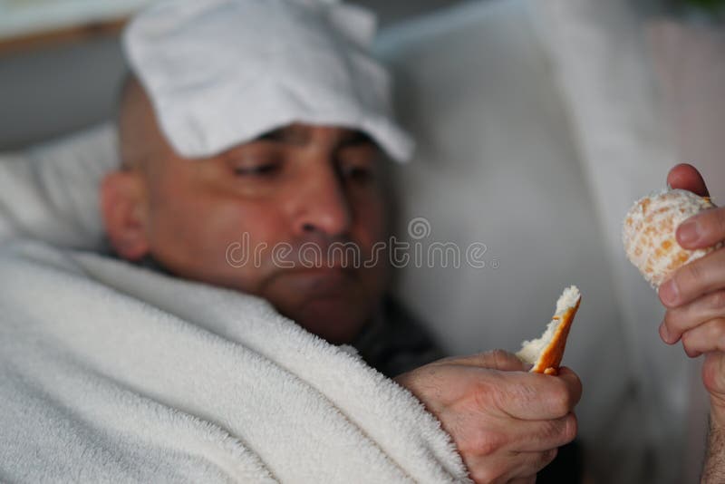 Äta en apelsin för att anta vitamin C royaltyfri bild Äta en apelsin för att anta vitamin C royaltyfri bild