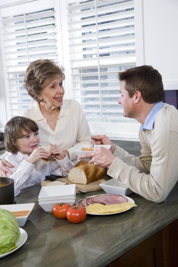 äta familjutvecklingskök äta lunch tre royaltyfria foton äta familjutvecklingskök äta lunch tre royaltyfria foton