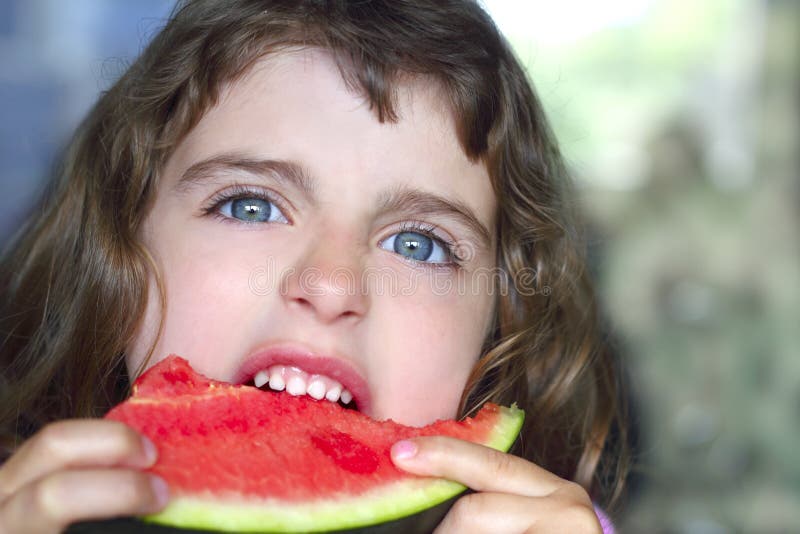 äta flickan little ståendeskivavattenmelon royaltyfri foto