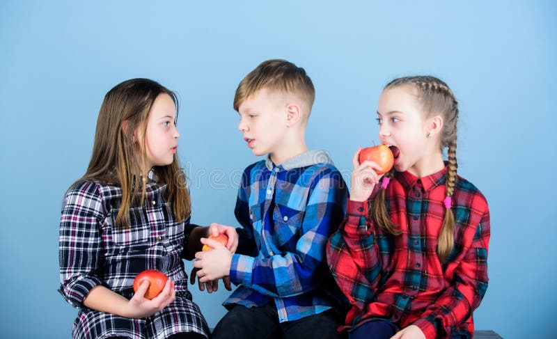 Äta frukt och att vara sunt Främja sund näring Pojken och flickavänner äter äpplet Tonår med det sunda mellanmålet grupp royaltyfria foton Äta frukt och att vara sunt Främja sund näring Pojken och flickavänner äter äpplet Tonår med det sunda mellanmålet grupp royaltyfria foton