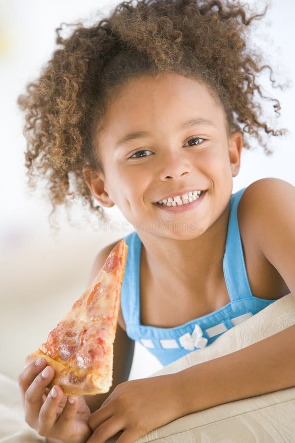 äta för pizzalokal för flicka strömförande barn för skiva arkivfoton äta för pizzalokal för flicka strömförande barn för skiva arkivfoton