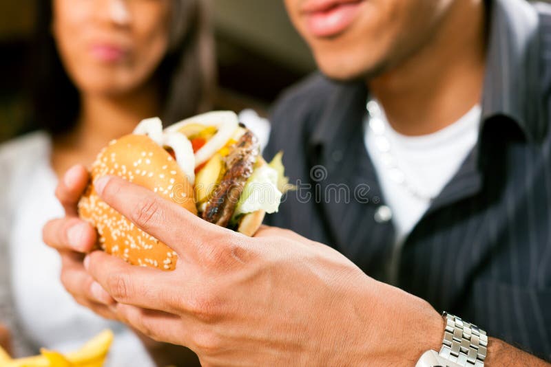 äta hamburgaremanrestaurangen royaltyfri fotografi