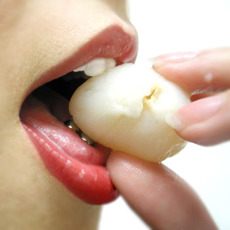 äta lychee arkivfoto äta lychee arkivfoto