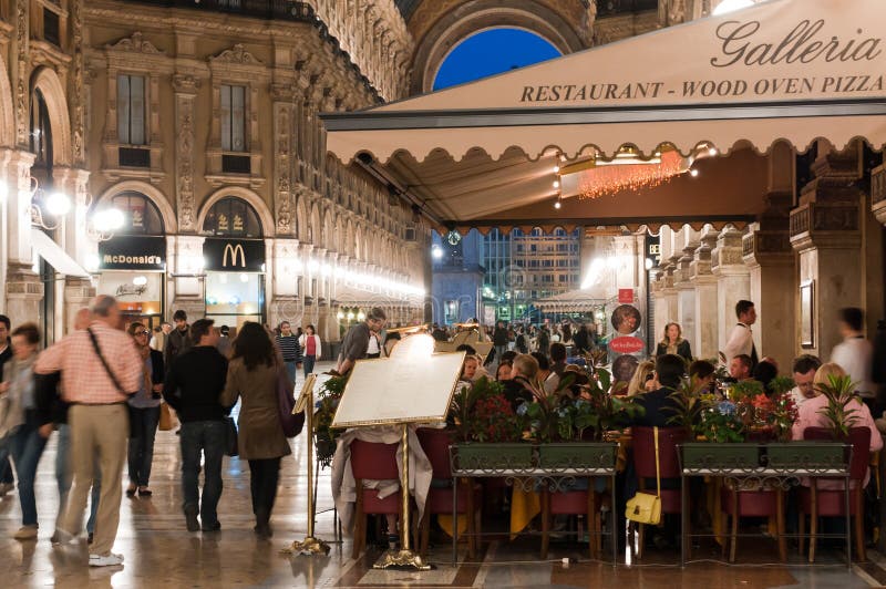 äta middag milan arkivbilder