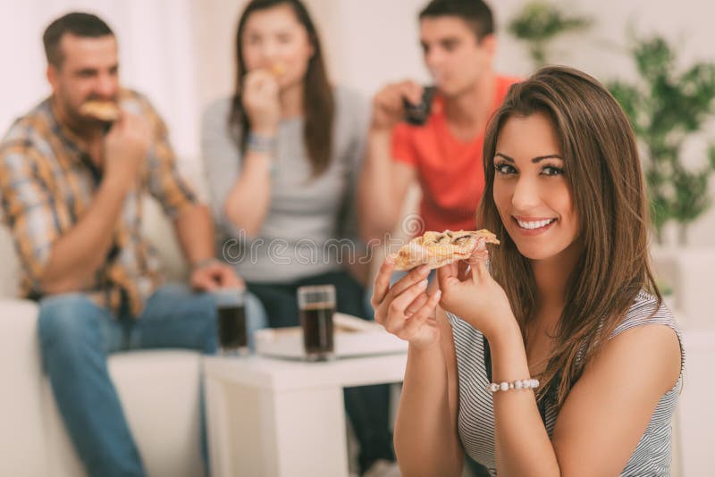 äta pizzakvinnabarn royaltyfri fotografi äta pizzakvinnabarn royaltyfri fotografi