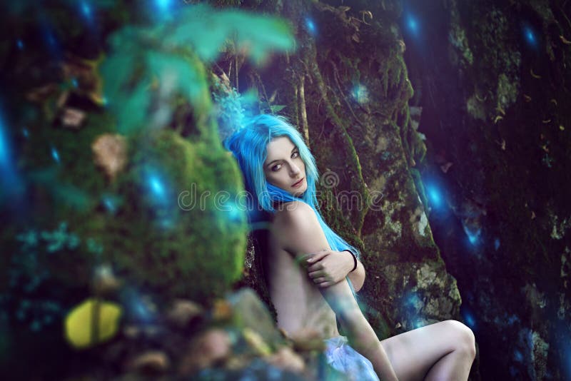 Ätherische Nymphe mit surrealen Waldlichtern lizenzfreies stockfoto Ätherische Nymphe mit surrealen Waldlichtern lizenzfreies stockfoto