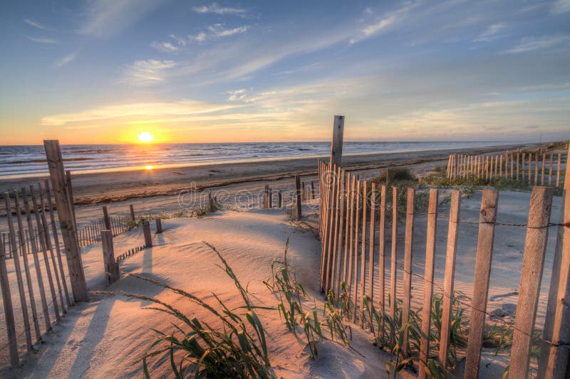 Äußerer Bank-Strand bei Sonnenaufgang von den Sanddünen stockbild Äußerer Bank-Strand bei Sonnenaufgang von den Sanddünen stockbild