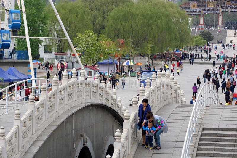 中国步行和获得乐趣在春天在公园219 鞍山,辽宁,中国 2014年4月20日 免版税库存照片 中国步行和获得乐趣在春天在公园219 鞍山,辽宁,中国 2014年4月20日 免版税库存照片