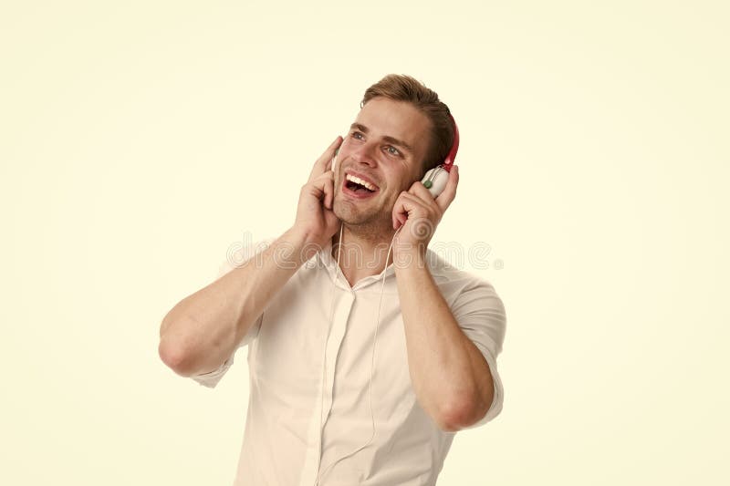 喜爱的电台 供以人员在耳机的听的喜爱的歌曲有智能手机和唱歌的 人享受听的音乐 免版税库存照片 喜爱的电台 供以人员在耳机的听的喜爱的歌曲有智能手机和唱歌的 人享受听的音乐 免版税库存照片