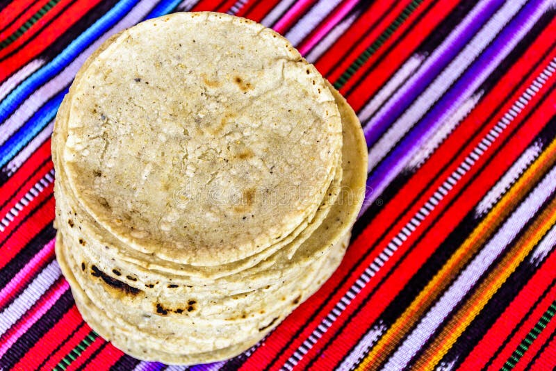 堆传统手工制造危地马拉玉米粉薄烙饼 免版税库存图片