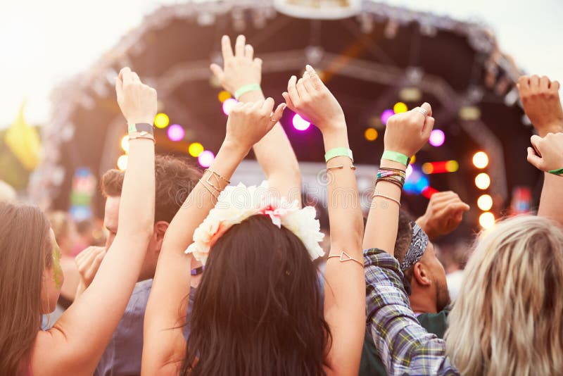 Åhörare med händer i luften på en musikfestival
