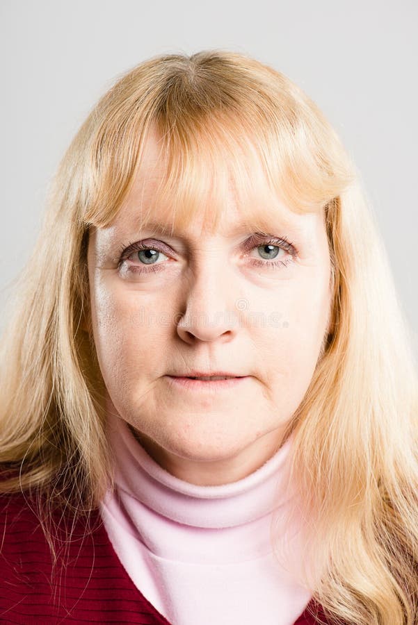 Backgrou för grå färg för definition för kick för allvarlig kvinnastående verkligt folk arkivfoto