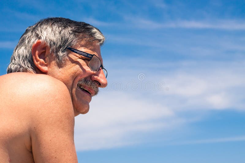 Åldrig man för mitt över blå himmel arkivfoton Åldrig man för mitt över blå himmel arkivfoton