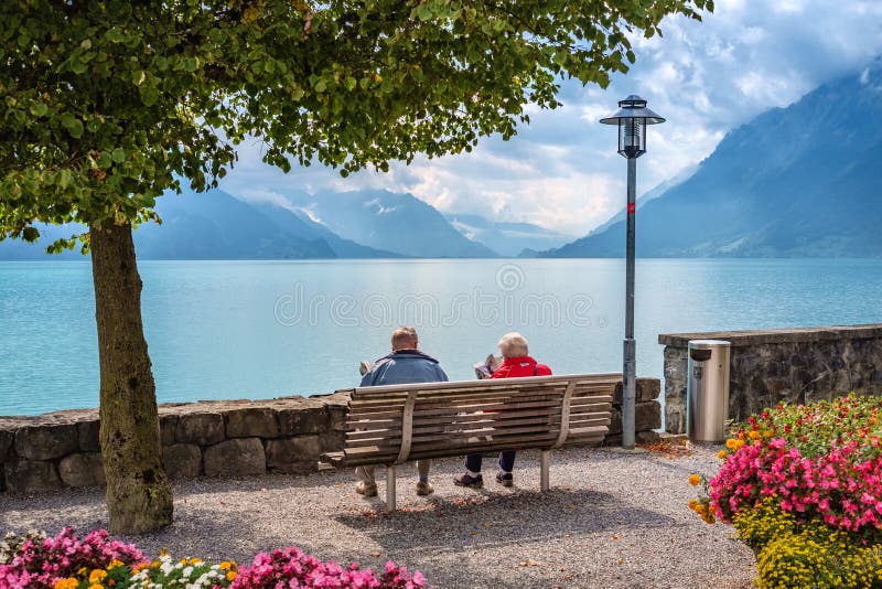 Åldringen kopplar ihop sammanträde på promenaden av Brienz, Schweiz arkivbilder Åldringen kopplar ihop sammanträde på promenaden av Brienz, Schweiz arkivbilder
