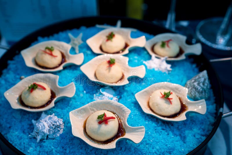 Ångad materialbulle och någon blandad champinjonshiitake, cocktailpartymat fotografering för bildbyråer Ångad materialbulle och någon blandad champinjonshiitake, cocktailpartymat fotografering för bildbyråer