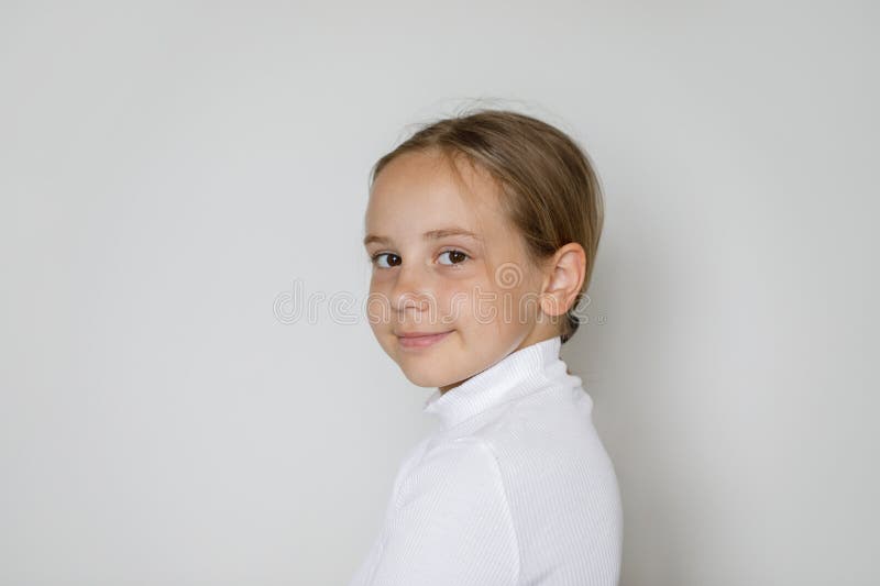 10 år gammal studio portrit på vit royaltyfri foto