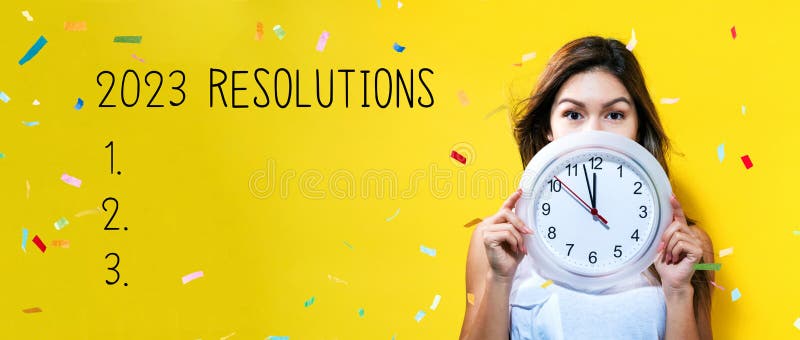 2023 års resolutioner med unga kvinnor som håller klockan royaltyfri illustrationer