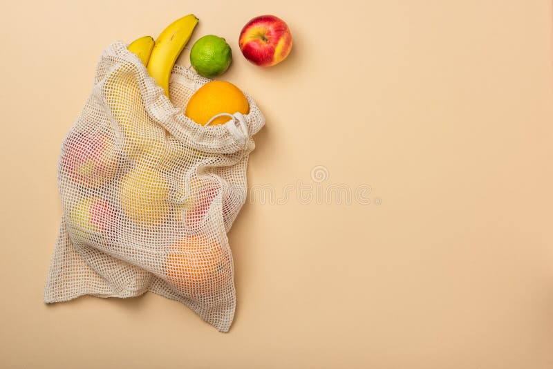 återanvändbar miljövänlig shoppingväska med frukt. kantbakgrund med kopieringsutrymme royaltyfria bilder