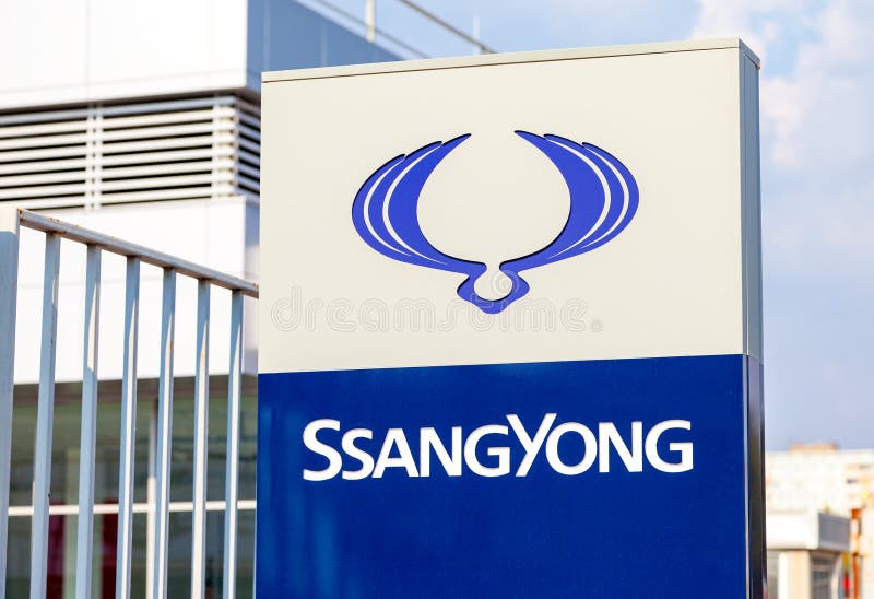 Återförsäljaretecken av officiell återförsäljareSsangyong Bila Företag autom royaltyfria foton