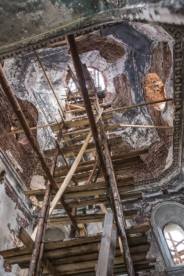 Återställande av inre av en gammal ortodox kyrka royaltyfria bilder Återställande av inre av en gammal ortodox kyrka royaltyfria bilder