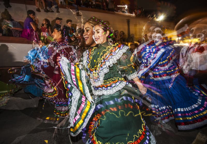 Åtskillig exponering av Folklorico dansare i Dia De Los Muertos Ma royaltyfri fotografi Åtskillig exponering av Folklorico dansare i Dia De Los Muertos Ma royaltyfri fotografi