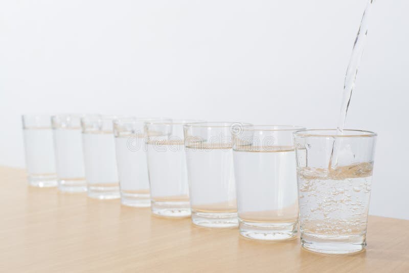 Åtta exponeringsglas av vatten om dagen - ocho vasos de agua royaltyfri bild Åtta exponeringsglas av vatten om dagen - ocho vasos de agua royaltyfri bild