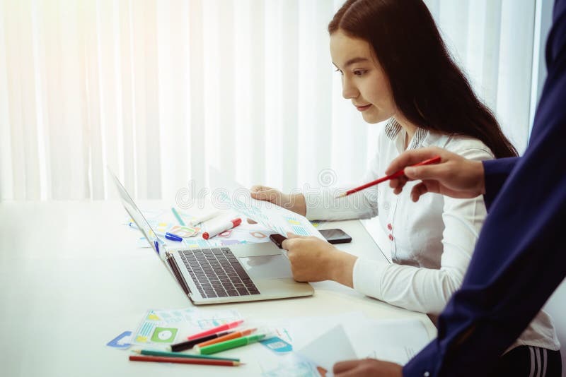 小组设计师应用谈论为新的应用程序机动性在办公室 用户经验设计观念 免版税库存图片 小组设计师应用谈论为新的应用程序机动性在办公室 用户经验设计观念 免版税库存图片