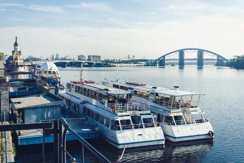 Żagiel łodzie i przyjemności łodzie w starym porcie, nadbrzeże Dnipro rzeka Zaporoski w Kijów, Ukraina zdjęcie stock Żagiel łodzie i przyjemności łodzie w starym porcie, nadbrzeże Dnipro rzeka Zaporoski w Kijów, Ukraina zdjęcie stock