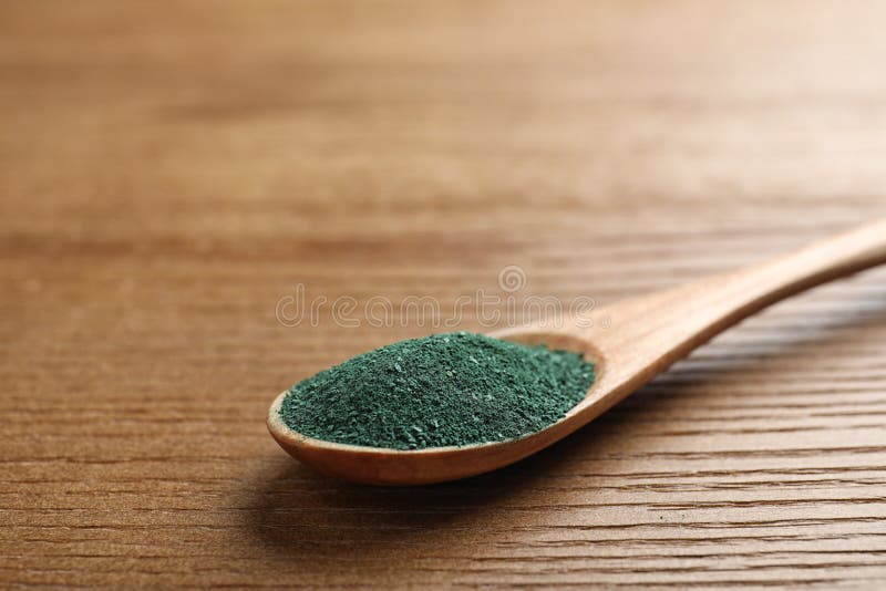 Łyżka spirulina proszek na drewnianym tle Przestrzeń dla teksta zdjęcie stock Łyżka spirulina proszek na drewnianym tle Przestrzeń dla teksta zdjęcie stock