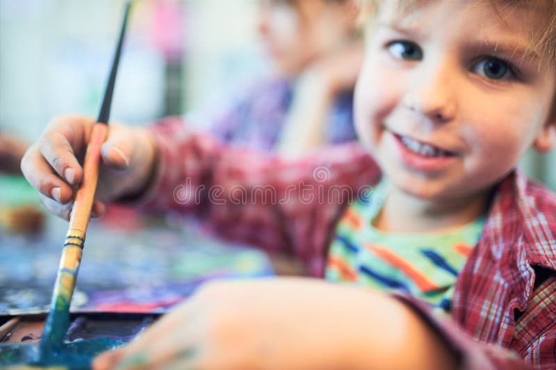 Śliczny szczęśliwy chłopiec i nauczyciela rysunek w artysta klasie jest edukacja starego odizolowane pojęcia Pepiniery i Preschoo obraz stock