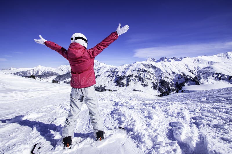 Śnieżny widok górski Młoda szczęśliwa kobiety snowboarder pozycja na wierzchołku halne wydźwignięcie ręki niebo Północni Alps, Fr obrazy stock Śnieżny widok górski Młoda szczęśliwa kobiety snowboarder pozycja na wierzchołku halne wydźwignięcie ręki niebo Północni Alps, Fr obrazy stock