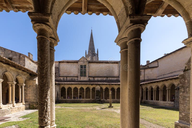 Średniowieczni Francuscy Cloisters przy Collegiale kościół święty Emilion, Francja zdjęcie royalty free Średniowieczni Francuscy Cloisters przy Collegiale kościół święty Emilion, Francja zdjęcie royalty free