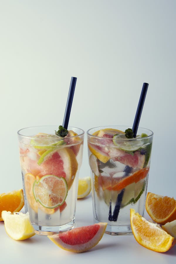 Świeża lemoniada lub koktajle Odświeżającego lata domowej roboty koktajl z cytryną, wapno, pomarańczowy i grapefruitowy dwa owoc zdjęcia stock Świeża lemoniada lub koktajle Odświeżającego lata domowej roboty koktajl z cytryną, wapno, pomarańczowy i grapefruitowy dwa owoc zdjęcia stock