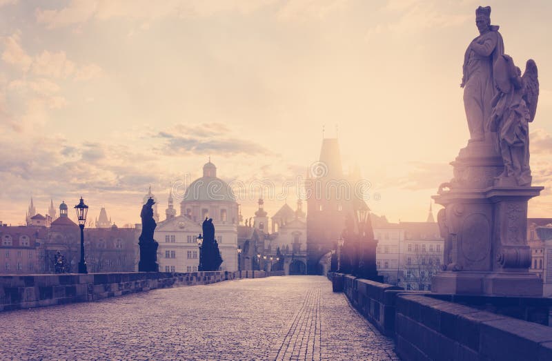 Świt w Praga, republika czech Charles most, Praga punkty zwrotni obraz stock Świt w Praga, republika czech Charles most, Praga punkty zwrotni obraz stock